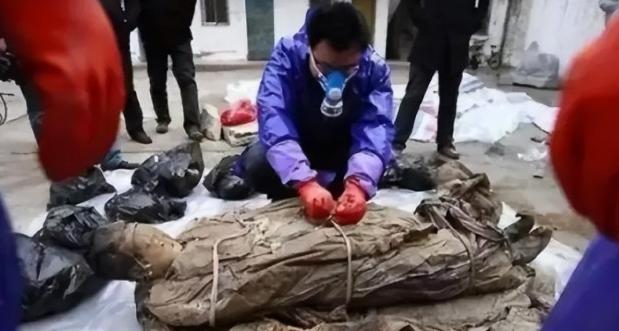 泰州发现一个明代古墓，女子尸身不腐手戴绿宝石
