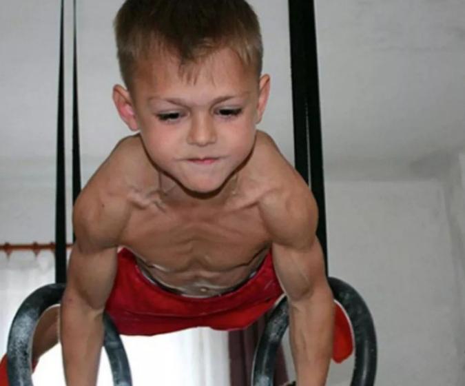 全球最小的摔跤天才，8岁的史蒂夫·波林，是一位摔跤神童