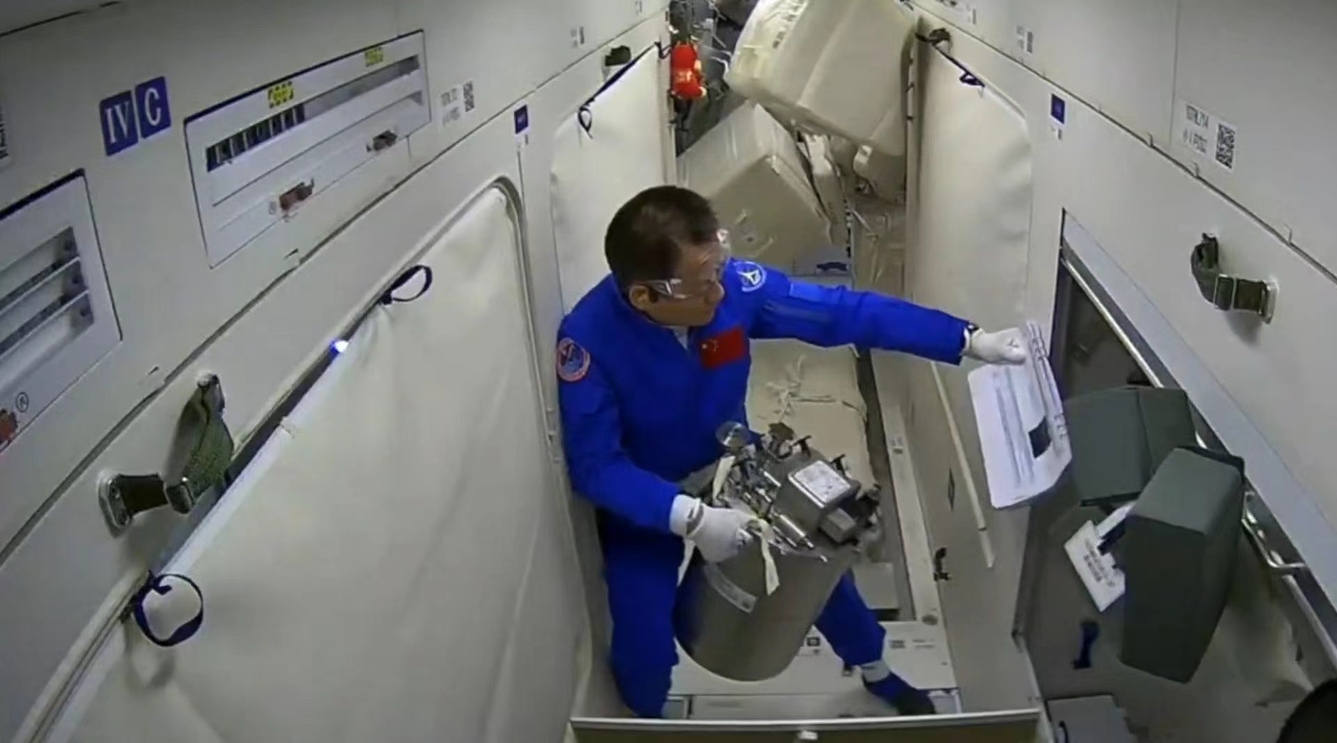女航天员在我国空间站6个月如何洗澡会发生“逆行性月经”吗？