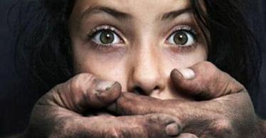 印度黑公交轮奸案，23岁女孩遭六人残忍暴力虐杀（世界震惊）