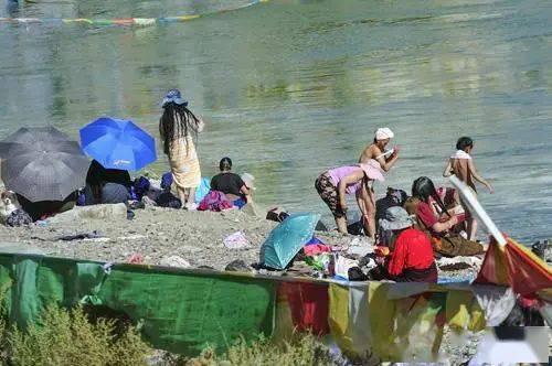 藏民们的沐浴节：河流沐浴净化身心（民族节日习俗）