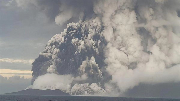 汤加火山爆发后 出现了异常现象 地球果然出了大问题！