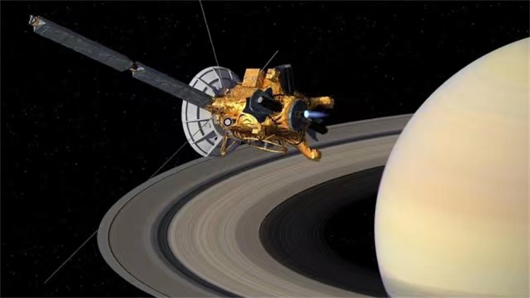 “宇宙飞船”潜伏在土星 它在做什么 探测器近距离拍摄图片！