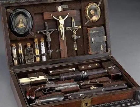 19世纪“猎杀吸血鬼”的装备，吸血鬼猎人的工具箱都有什么东西