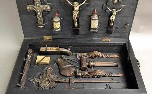 19世纪“猎杀吸血鬼”的装备，吸血鬼猎人的工具箱都有什么东西