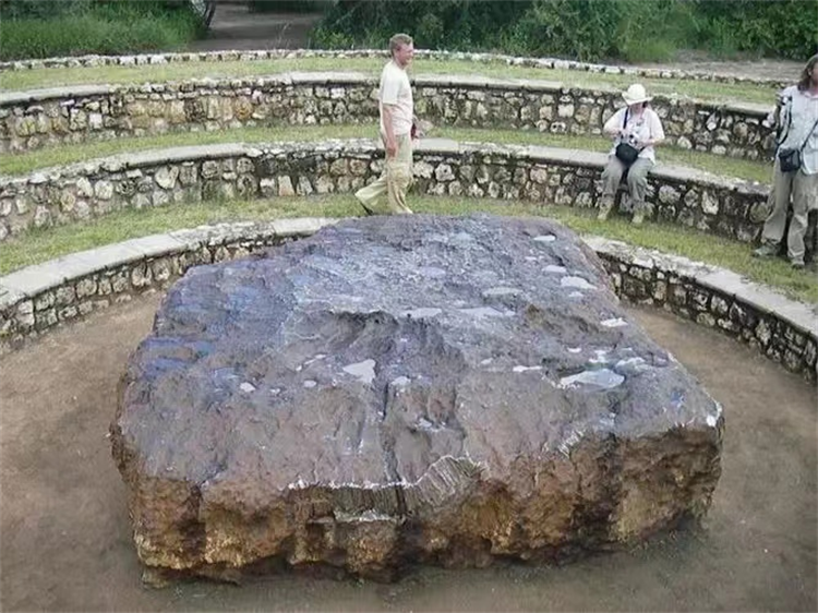 神秘陨石隐藏8万年 6平方米重达60吨（最贵的陨石）