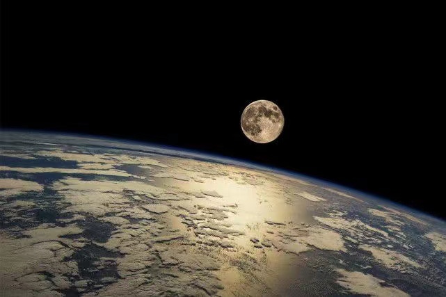 月球不在太空上 它在地球大气层 被包裹着（脱离地球）