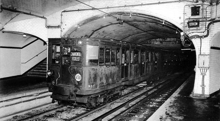 巴黎地铁八号线发生的谋杀案，警方出动（至今未找到凶手）
