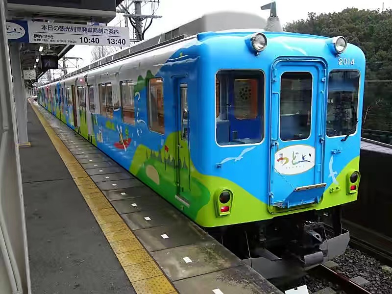 日本有各式各样的观光列车，其中一系列车豪华的超出人们的想象