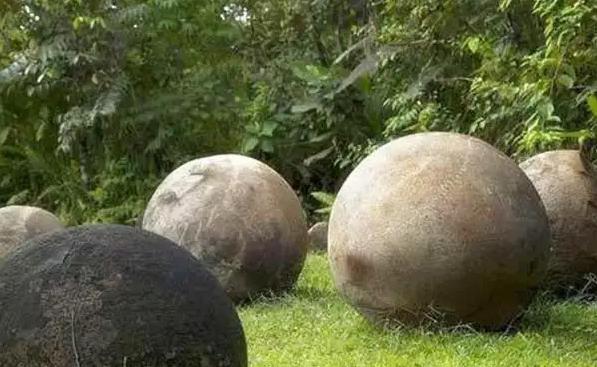 新疆出现神秘石球，是什么原因造成的？（北塔山神秘石球）