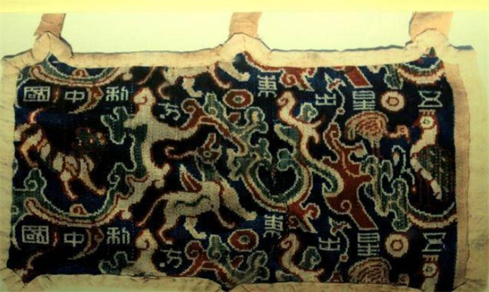 考古专家发现了一件织锦，被誉为20世纪中国考古学伟大发现之一