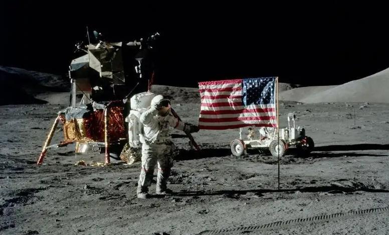 美国69年成功登月，美国宇航员却发现不明飞行物 （资金问题）