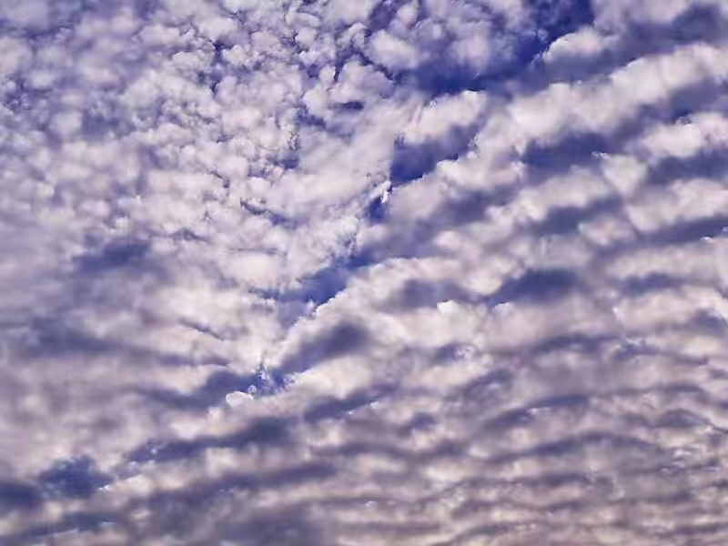 山东烟台出现云体极长云层，看起来像天空中的桥梁