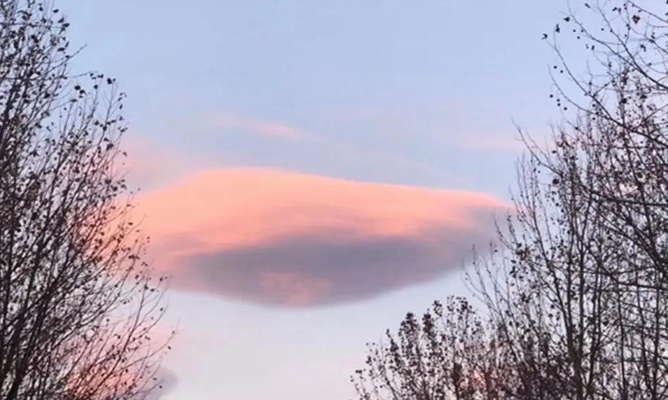 世界上存在的最诡异的云，粉色飞碟云最为少见  （自然现象）