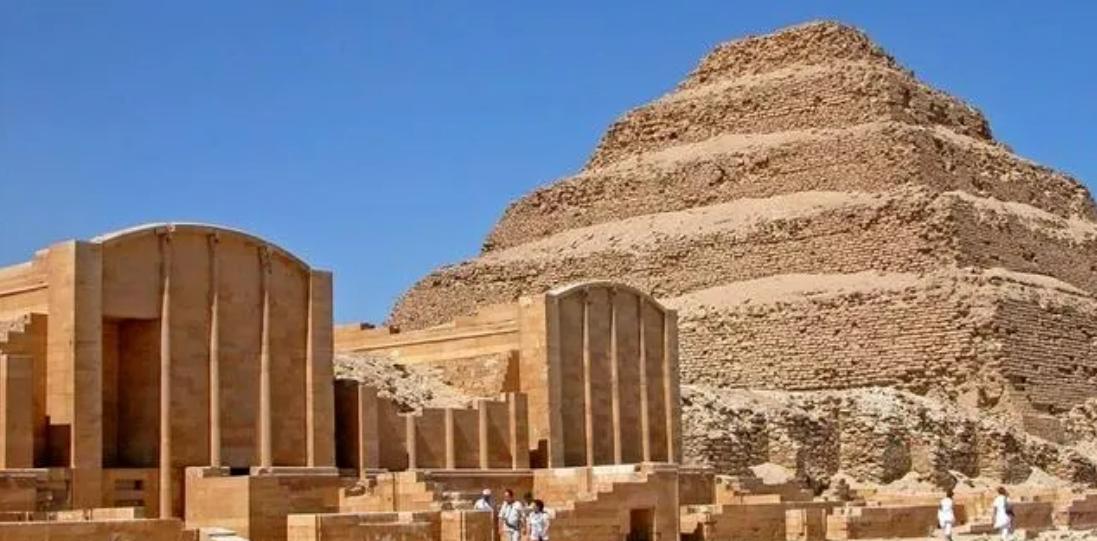 震惊！埃及金字塔惊现超80具2500年前石棺，装饰华丽毫无损伤