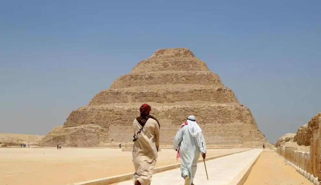 震惊！埃及金字塔惊现超80具2500年前石棺，装饰华丽毫无损伤