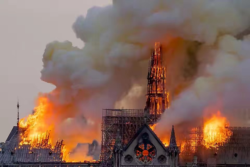 巴黎圣母院发生的大火，据传竟是曾经火烧圆明园的代价
