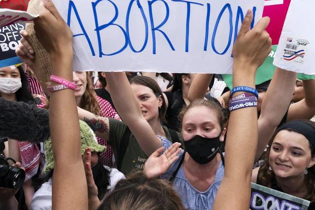 美国竟然废止了堕胎法案，女性为什么不能做主自己的身体？