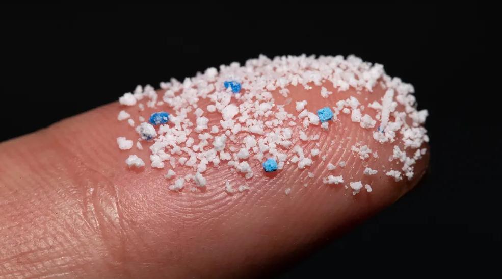 南极降雪发现“微塑料”，马里亚纳海沟和人体都有，这表明什么？