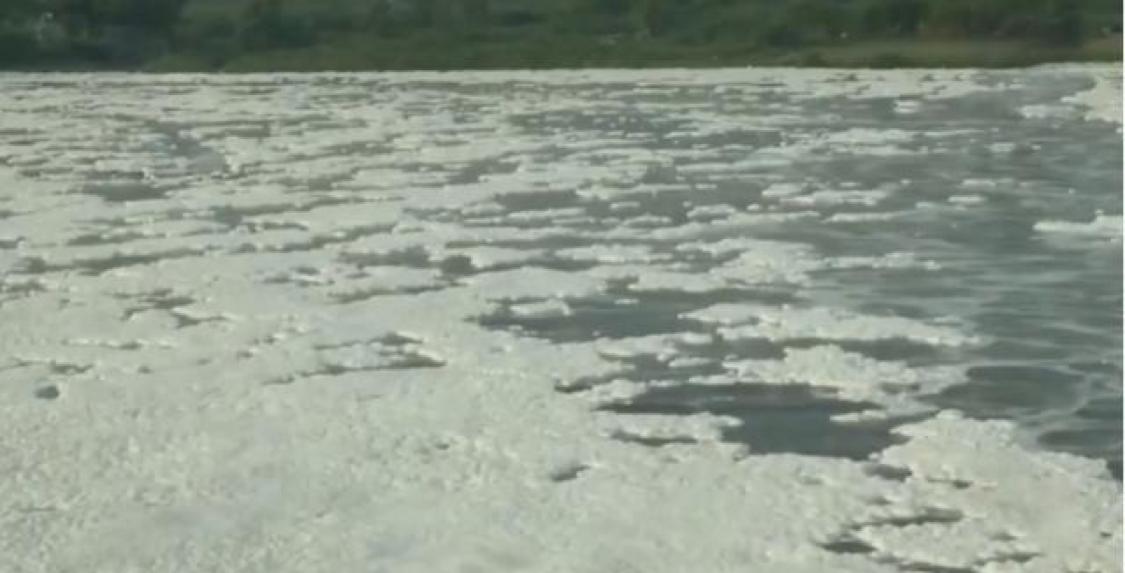 印度一河流莫名出现很多的白色泡泡，究竟怎么一回事？