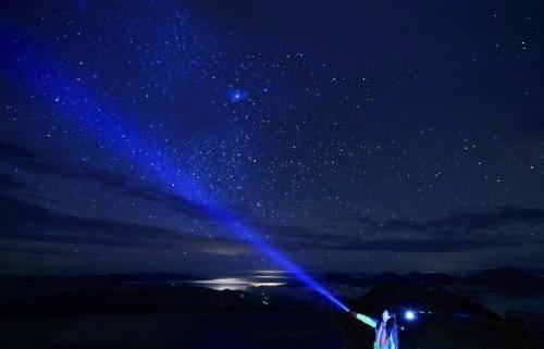 用一个手电筒向天上照射一秒钟然后关上，光会到达宇宙边缘吗？