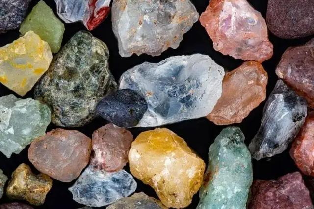 内蒙古地区的五彩石，竟有如此大的价值？（彩色石头）