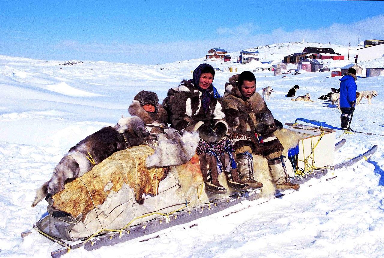 住在北极的因纽特人，为何还要脱衣服睡（雪屋隔温）