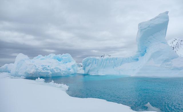 南极洲大陆上冰川广布（下面究竟藏着什么秘密）