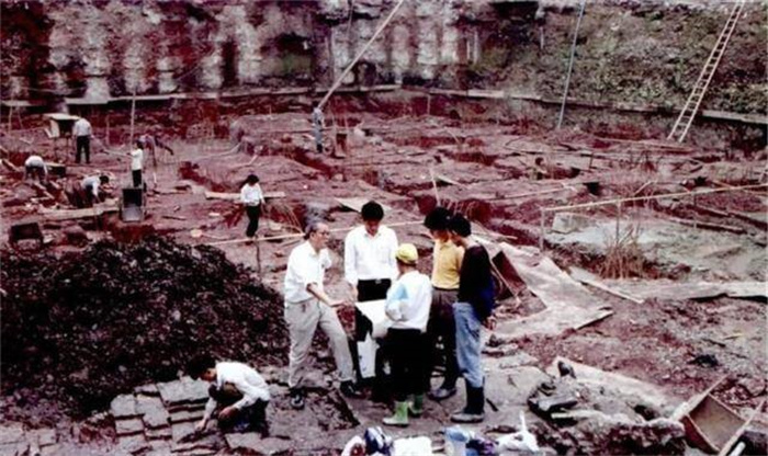 工人施工时发现黑洞  考古队闻讯火速赶来  “加班”43天挖出王陵