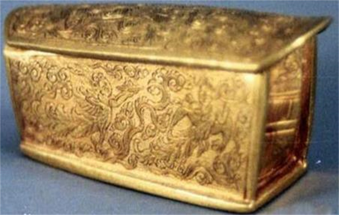 工人发现一个古墓 居然找到了黄金棺材（黄金棺椁）