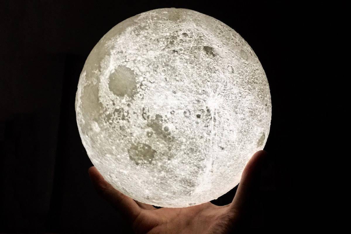 月球正在逐渐离开地球，但五十亿年后可能会撞上（行星运动）