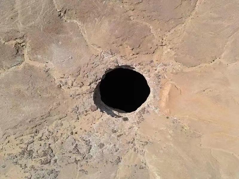 人类到达地狱之井的底部之后，没想到112米下的世界是这样的