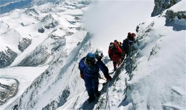 珠穆朗玛峰被称为世界之巅，能够登上他的人都是命运的挑战者