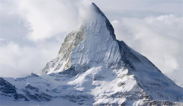 珠穆朗玛峰被称为世界之巅，能够登上他的人都是命运的挑战者