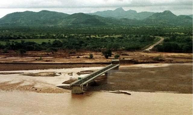 被人们戏称为世界上最没有用的大桥，一场大雨过后就失去了作用