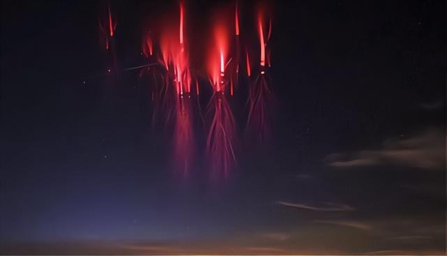 喜马拉雅山再现红色精灵闪电，宛如射向太空的信号（红精灵）