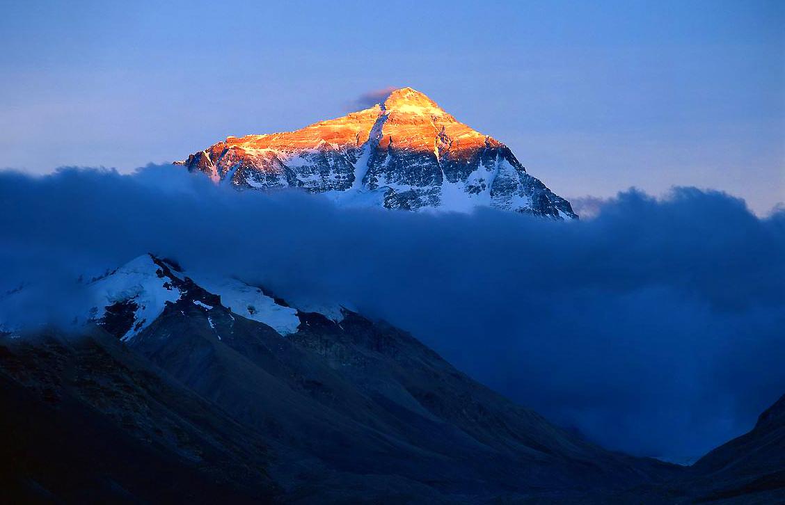 珠穆朗玛峰的地球最高峰地位受到威胁，或有更高山峰