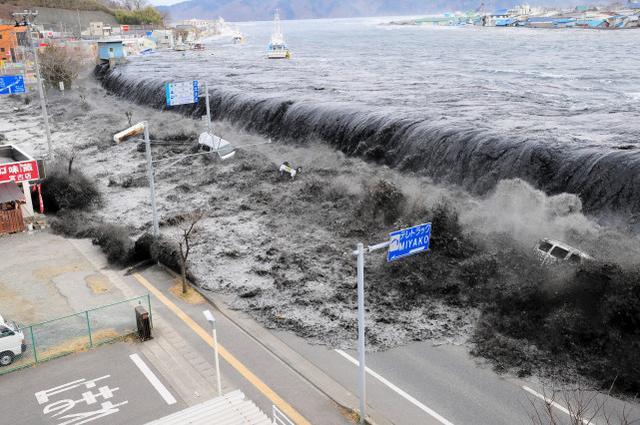 倘若遇见50米高的海啸，是跑向内陆好，还是迎面扎进水里好？