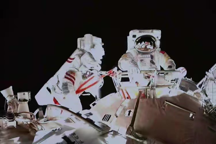 中国宇航员出舱，背景为何是一片黑暗？宇航员也看不到星星吗？