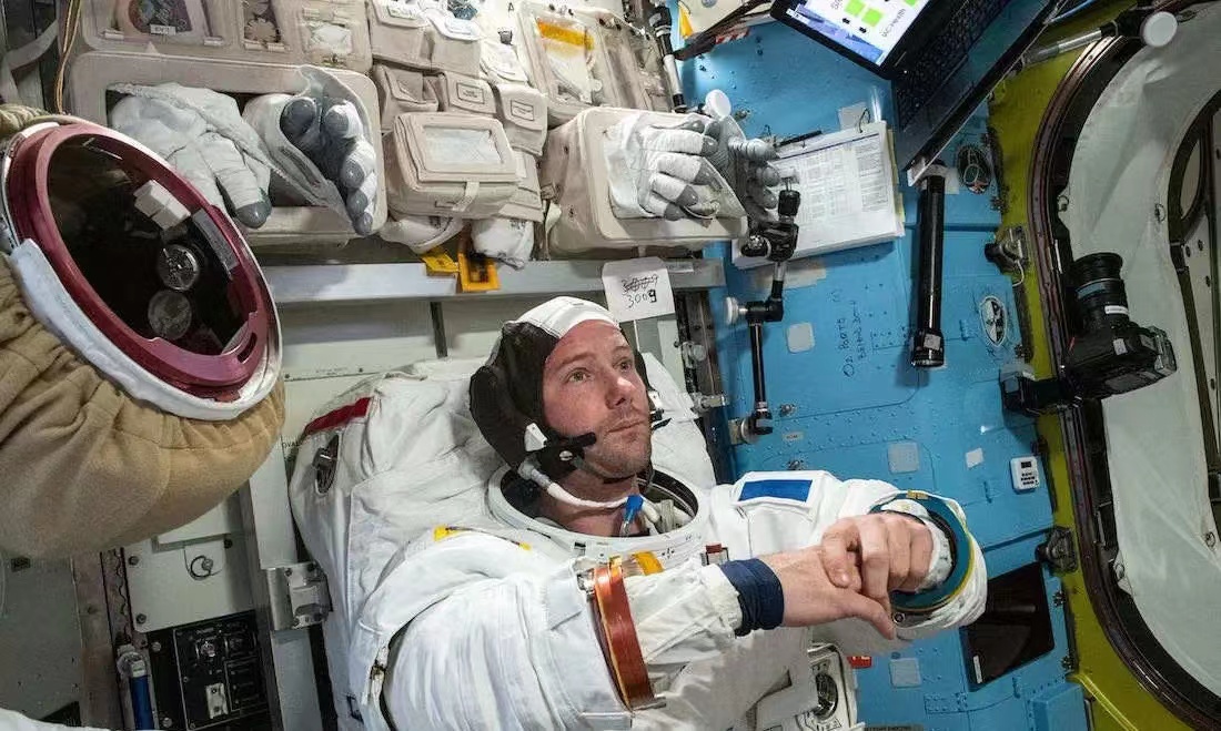 宇航员在空间站工作时间很长，氧气从哪里来？为何有不断的氧气