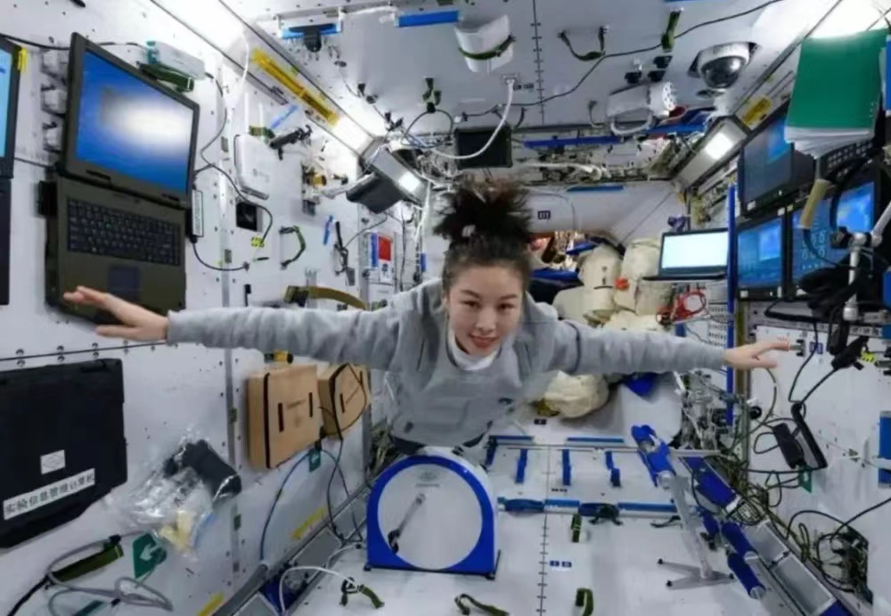 宇航员在空间站工作时间很长，氧气从哪里来？为何有不断的氧气