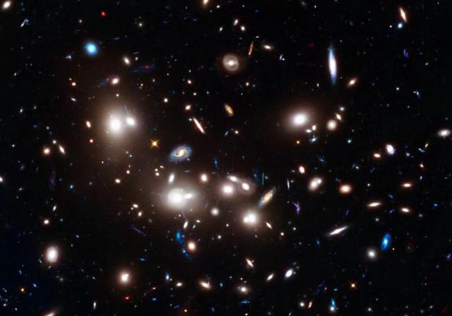 宇宙难道出“bug”了？怎么会出现三个“一模一样”的星系？