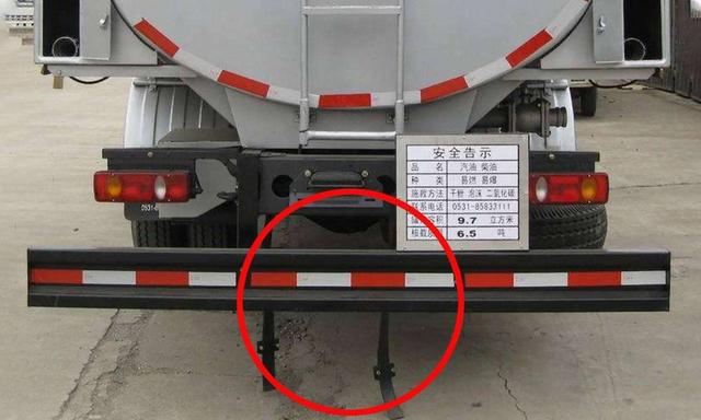 为什么油罐车尾部会有一条长长的铁链拖在地上，它究竟有何用处？