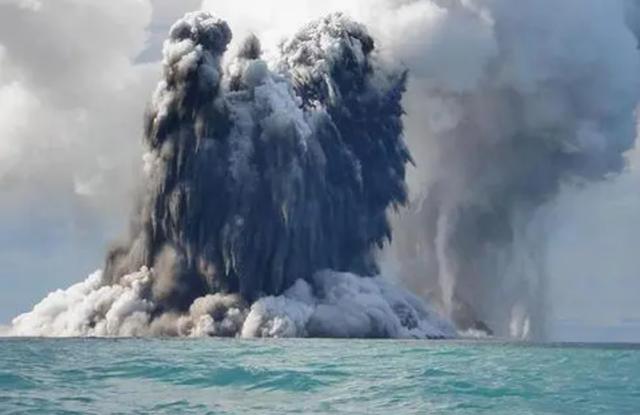 迅速加热附近海域水温至100℃，海底火山多危险？会水火不容吗？