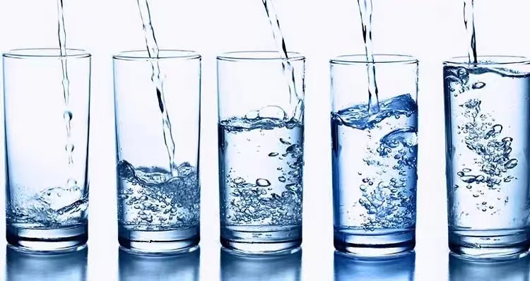 为何水在地球上44亿年都没过期，但装进瓶子后就有了保质期