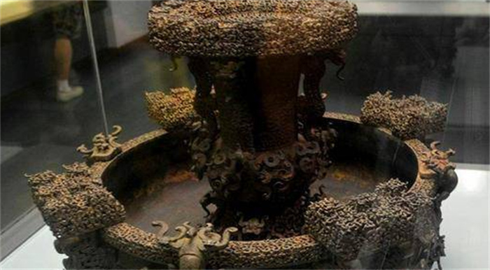 长江泄洪冲出千年古墓，出土文物揭秘一项古代技术，已经失传良久