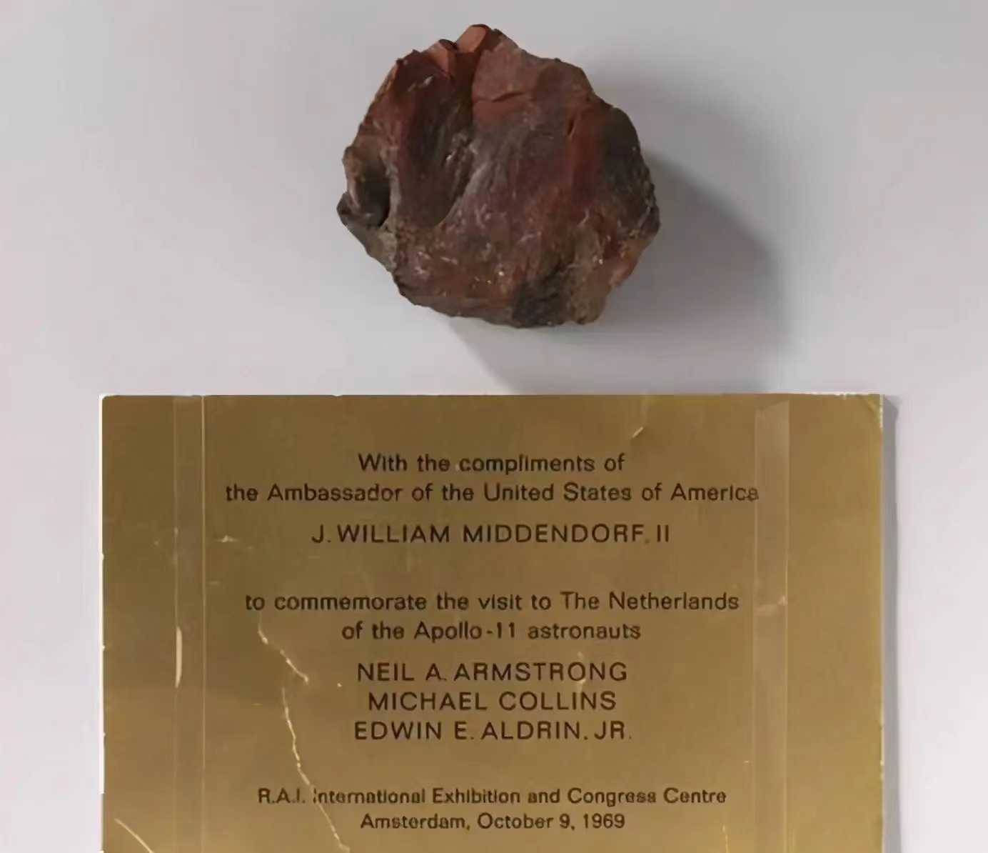 美国赠送荷兰月岩石，竟鉴定为假货？是开国际玩笑还是另有隐情？