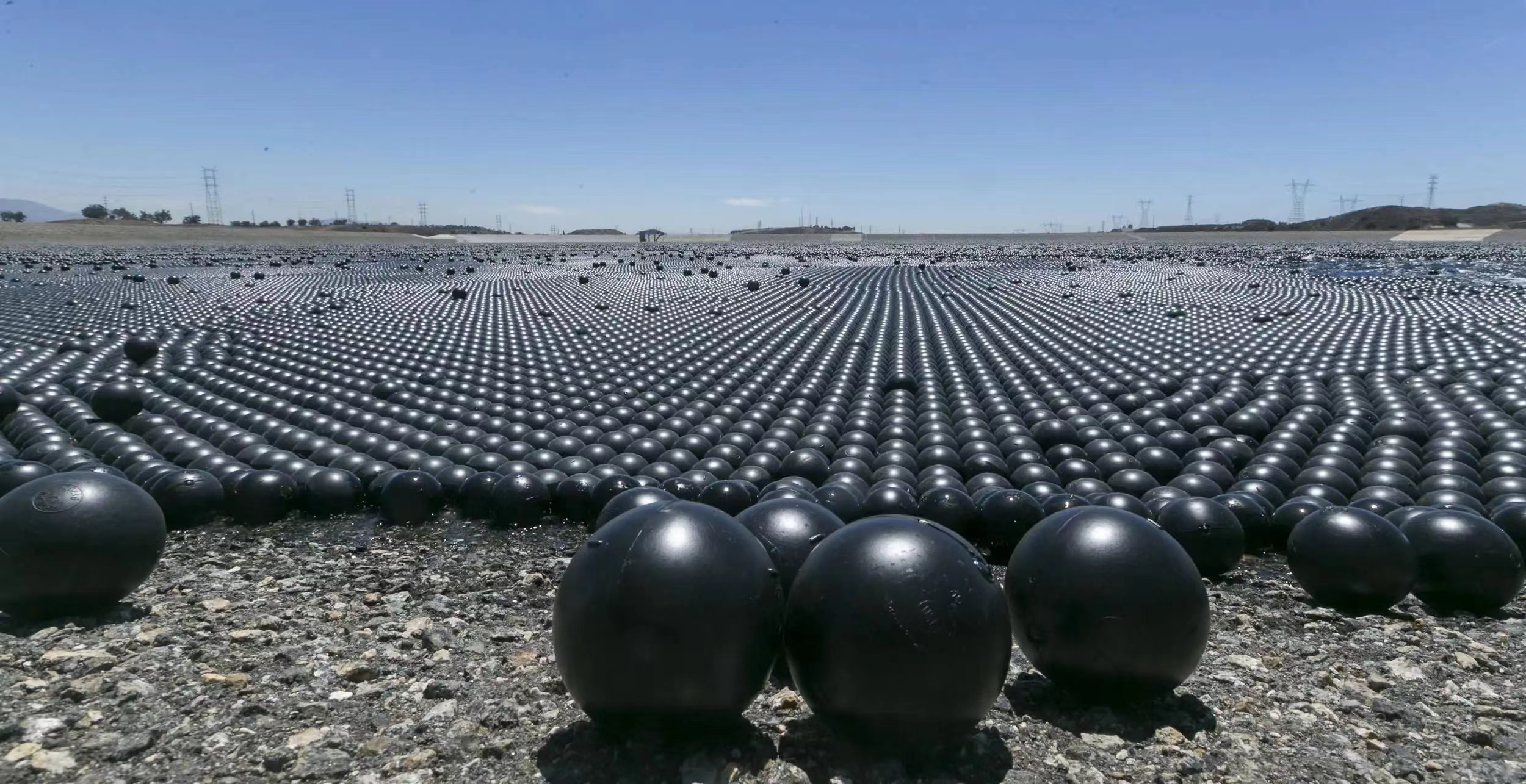 美国在水库放9600万个小黑球，为什么要这么做？会成什么样后果？