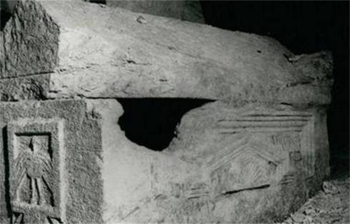 河北老农挖菜窖，意外发现一口石棺，考古专家：埋好，再等13年