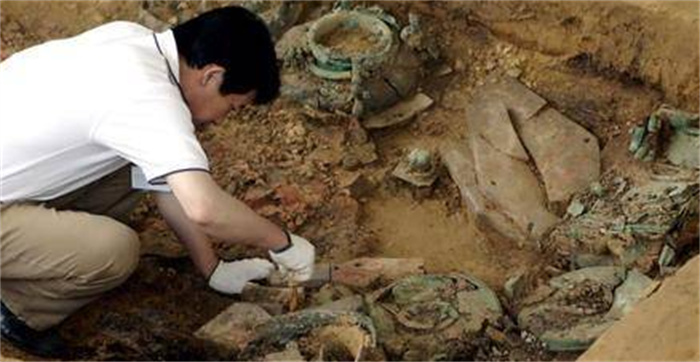 河北老农挖菜窖，意外发现一口石棺，考古专家：埋好，再等13年